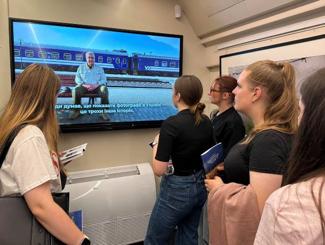 Студенти дивляться відеозвернення автора фотовиставки Говарда Г. Баффетта.jpg